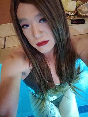 Il est temps de me mouiller, Valérie en bikini sur Biarritz